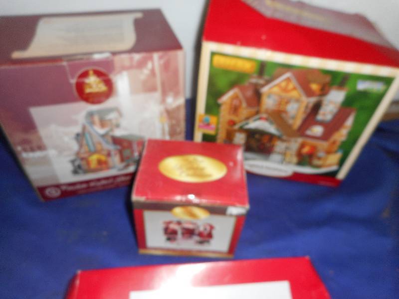 COLLECTIBLE CHRISTMAS DECORE