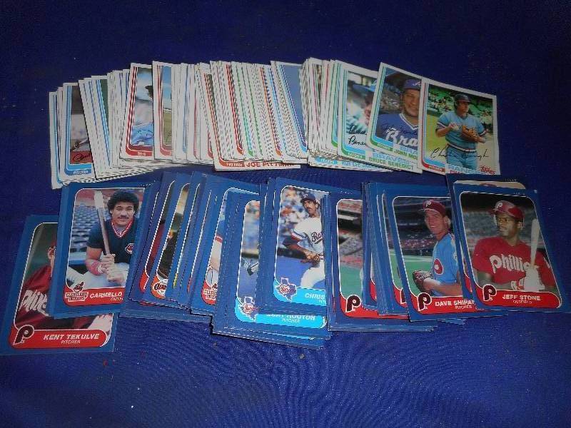 LOTS OF COLLECTIBLE BASE BALL CARDS