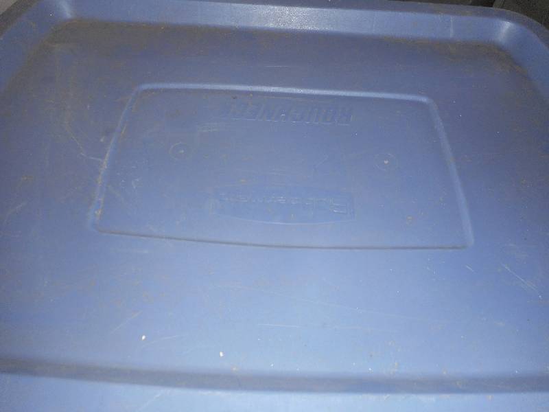 2 HEAVY DUTY RUBBER MAID TOTES