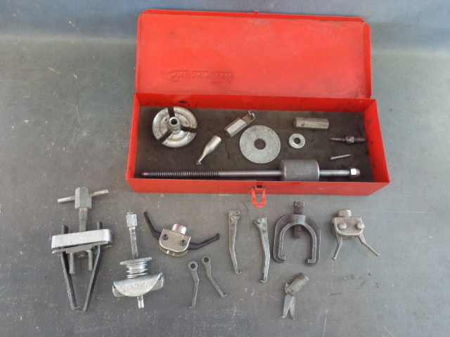 lot 6 image: Snap On Puller Set