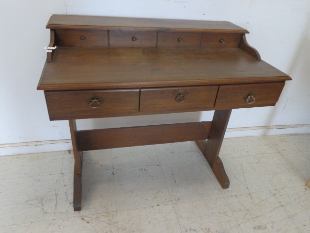 lot 31 image: Desk