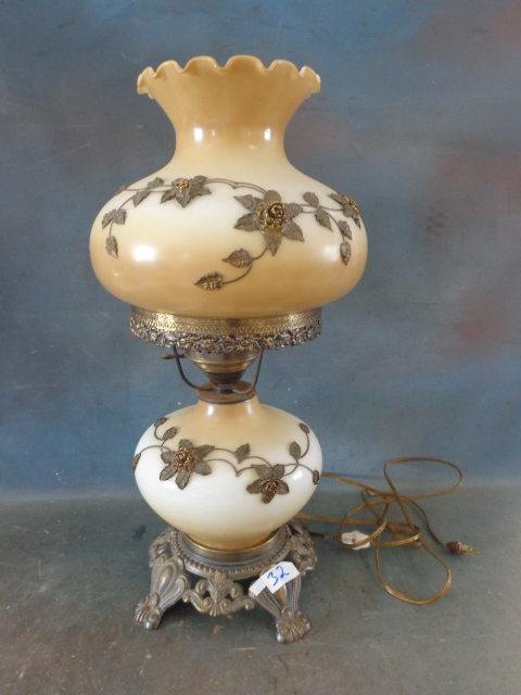 lot 32 image: vintage Lamp