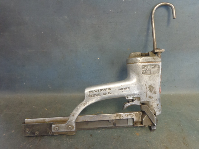 lot 56 image: Staple Gun