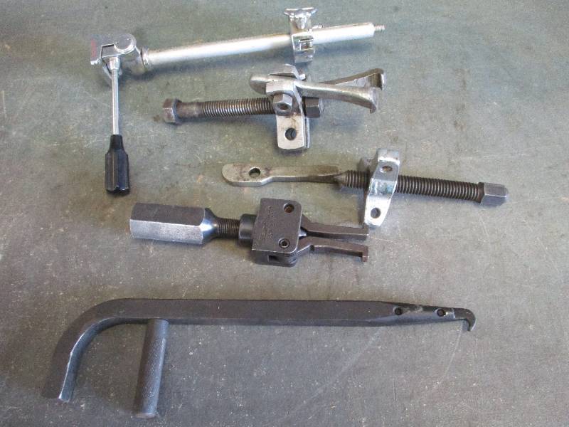 lot 81 image: Puller Tools