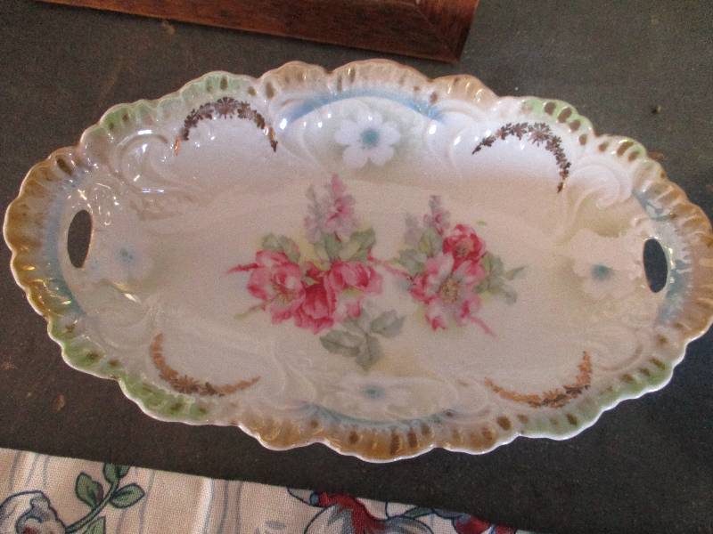 lot 123 image: Painting and china bowls