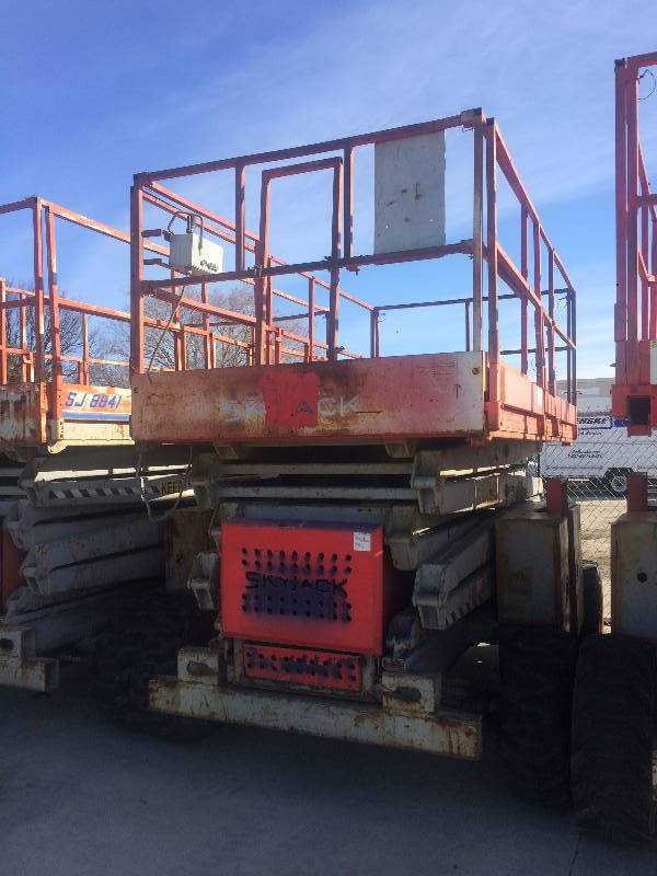 lot 2 image: 1999 Skyjack 8841 Scissor Lift