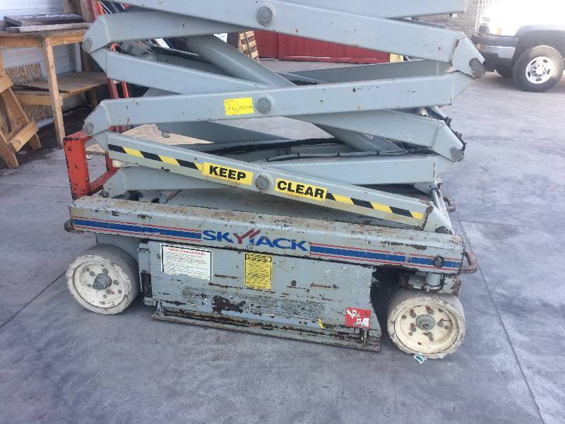 lot 3 image: 2004 Skyjack 3219 Scissor Lift