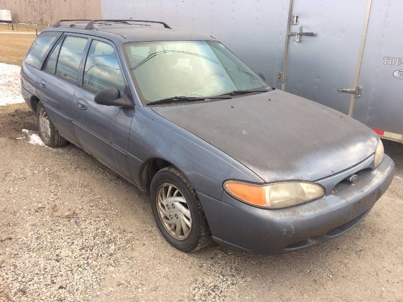 lot 1 image: 1999 Ford Escort Wagon