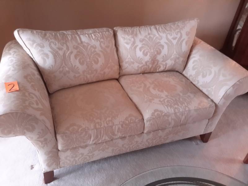lot 2 image: Nice Over Stuffed Love Seat with Pillows and Throw