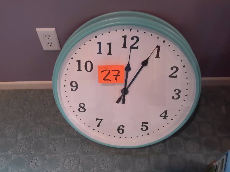 lot 27 image: Large Round battery operated  Clock.. 22 in Diameter