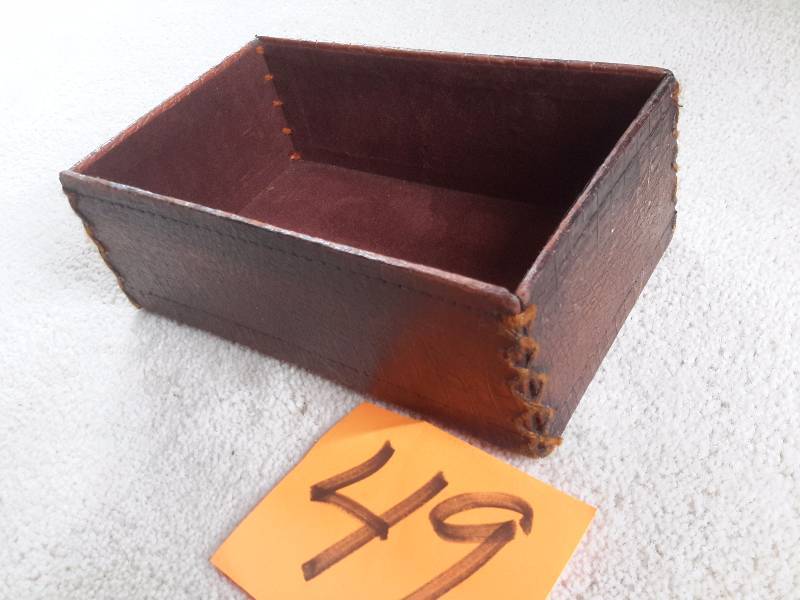 lot 49 image: Very old LEATHER box.. About the size of a cigar box