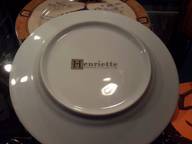 lot 51 image: 4 HENRIETTE Chicken Porcelain plates.  Robert M Weiss Box made in Peru.. Chicken Theme.
