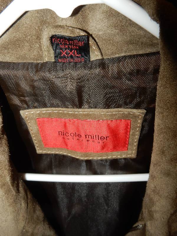 lot 85 image: Nicole Miller, XXL leather jacket.. VERY NICE Shape