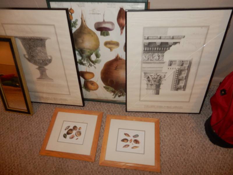 lot 86 image: Nicely framed mirror.. 24 x 36.. Pictures as shown
