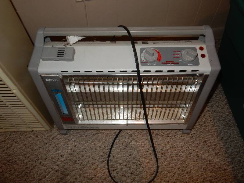 lot 90 image: 3 Fans and heater as shown.. Look at the closeups