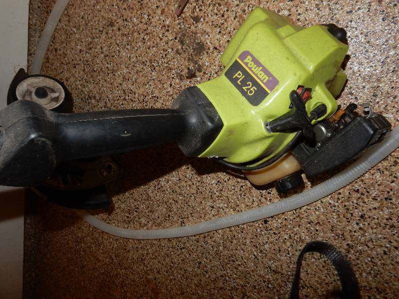 lot 127 image: Poulan PL25 Weed whip and edging attachment.  This works