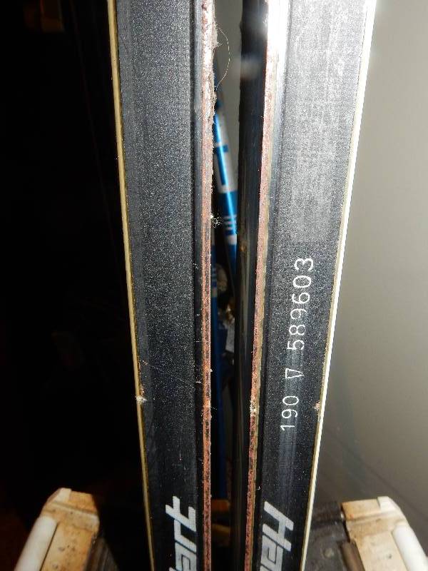 lot 134 image: Pair of HART Skiis.. Look to be about 190cm