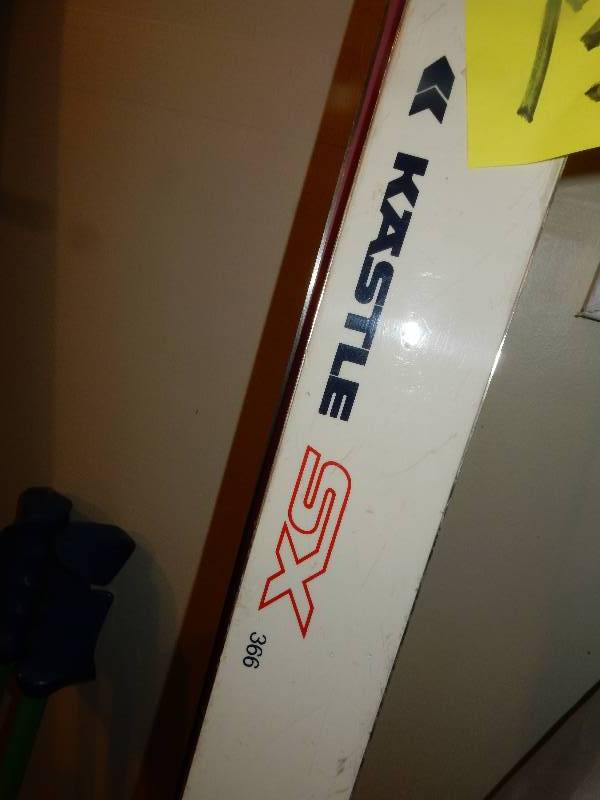 lot 133 image: Pair of KASTLE Skiis.. Look to be about 190cm