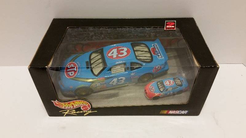 lot 70 image: 1999 Hot Wheels 124th and 164th Scale Combo #43 John AndrettiPetty Racing STPRed Lobster Pontiac - 2 Cars