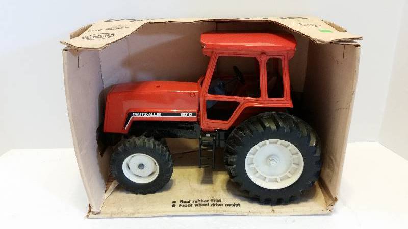 lot 90 image: 116th Scale Deutz Allis (Allis Chalmers) 8010 Die Cast Metal Tractor In Original Box