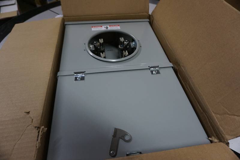 lot 29 image: Siemens Model MC1020B1100S 100 Amp 10 Space 20 Circuit Outdoor NEMA Overhead Flush Meter Load Center