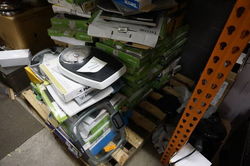 lot 71 image: Large Lot of Bathroom Scales