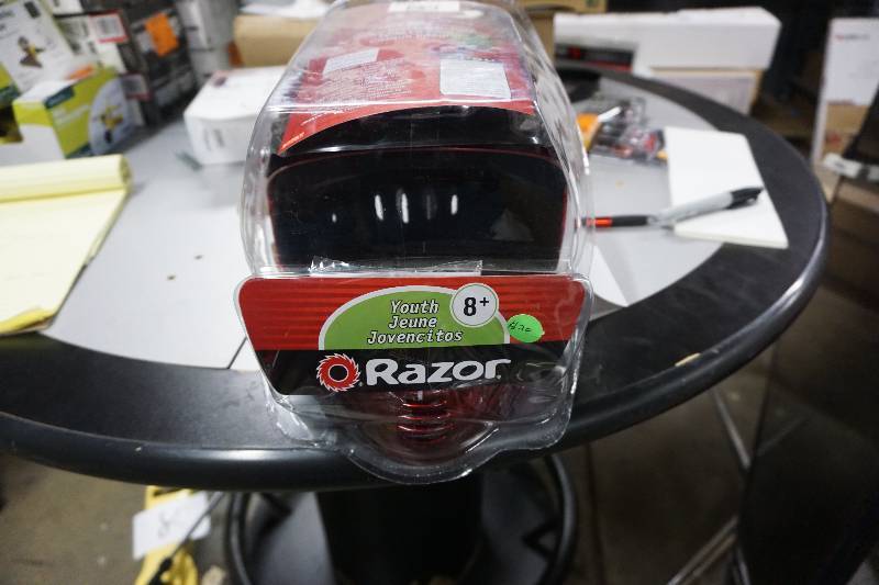 lot 95 image: Razor BMX Youth 8 Full Face Riding Helmet