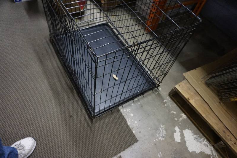 lot 101 image: Large Wire Pet Crate