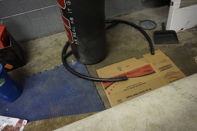 lot 113 image: UFC Fighting Heavy Duty Gym Work Out Punching Boxing Bag With Stand