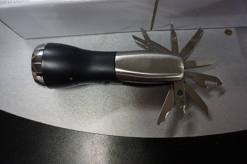 lot 131 image: Lot of 5 - Multi Tool Flash Light
