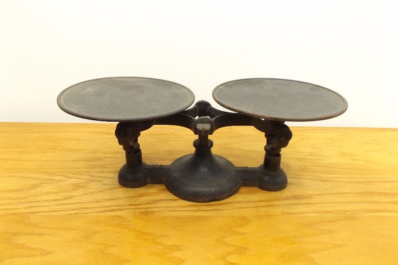 lot 6 image: Antique Iron No. 2 Balance scale