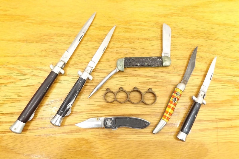 lot 13 image: Folding Knife Collection