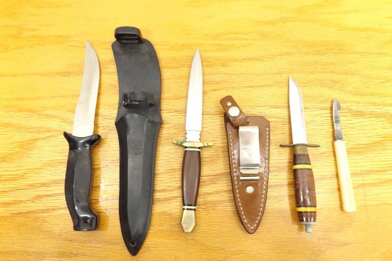 lot 12 image: Fixed Blade Knife Collection