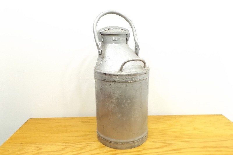 lot 15 image: Vintage 5 Gallon Standard Oil Can