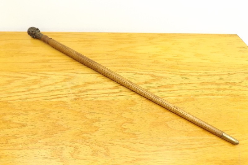 lot 22 image: Vintage 33.5 Brass 4 Faced Lions Head Wood Cane