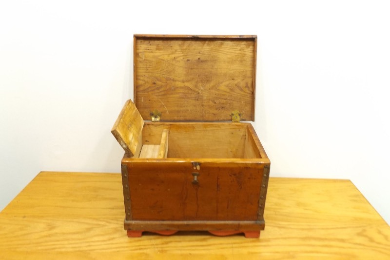 lot 36 image: Antique Medium Sized Wood Trunk