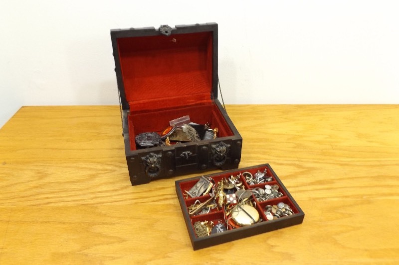lot 43 image: Vintage Mens Wood Jewelry Box full of Cufflinks, Tie Pins, Buckles, etc.