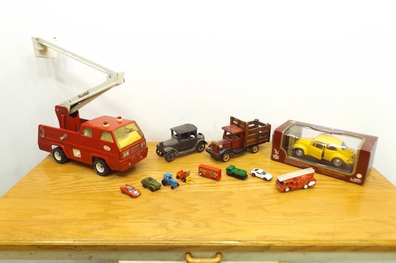 lot 44 image: Lot of Vintage Tonka, Matchbox, etc. Toy Trucks