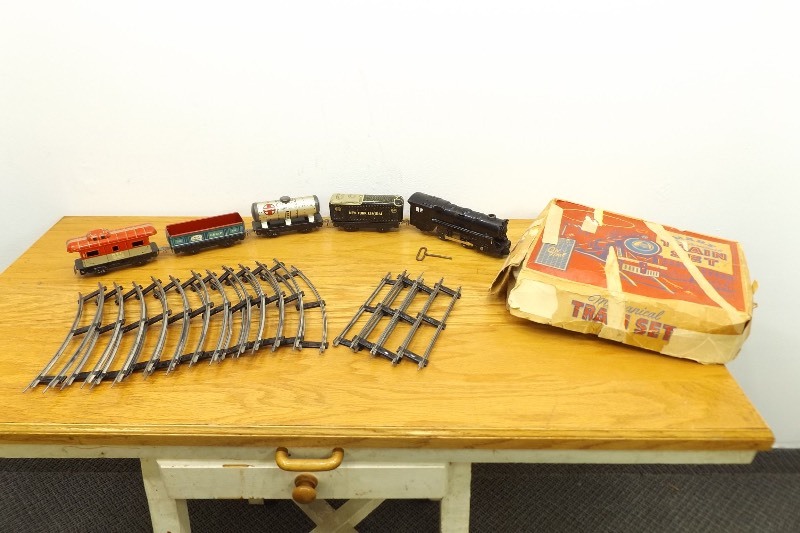 lot 48 image: Vintage MARX Mechanical Train Set