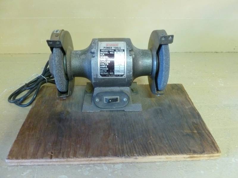 lot 19 image: Bench Grinder