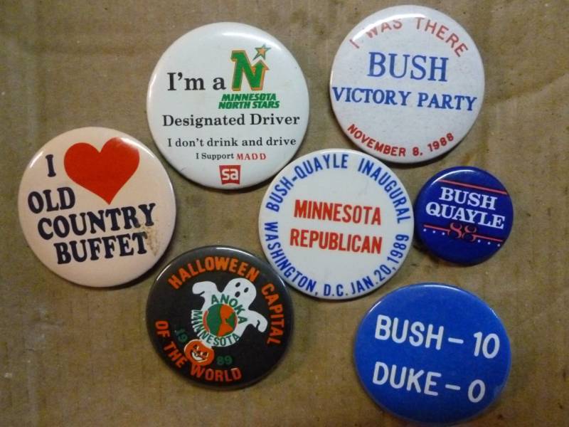 lot 33 image: Pinback Buttons