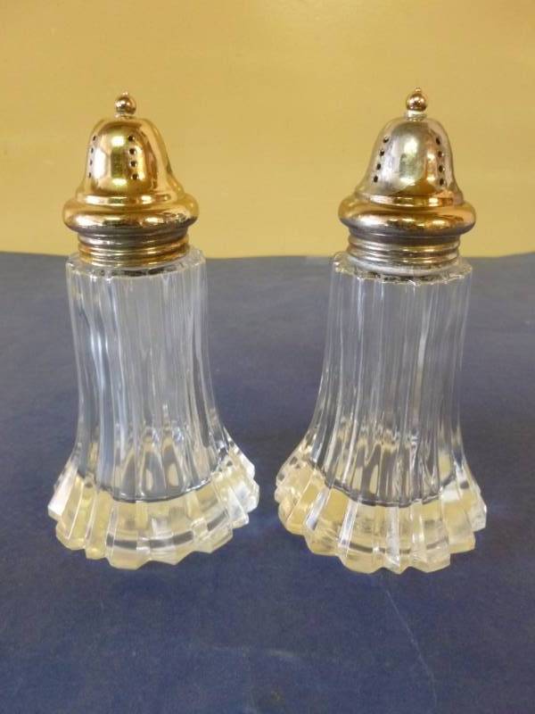 lot 37 image: Vintage Salt And Pepper Set