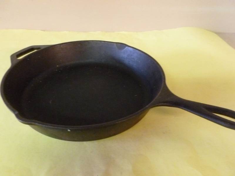 lot 46 image: Cast Iron Pan