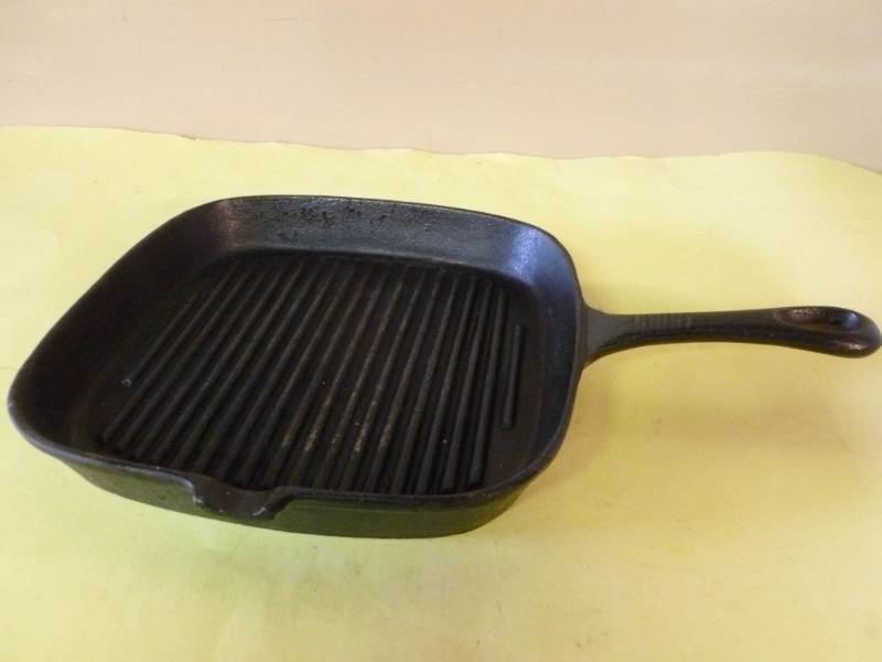 lot 47 image: Cast Iron Pan