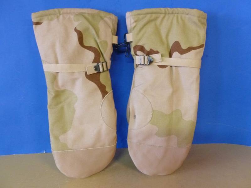 lot 59 image: Military Gloves