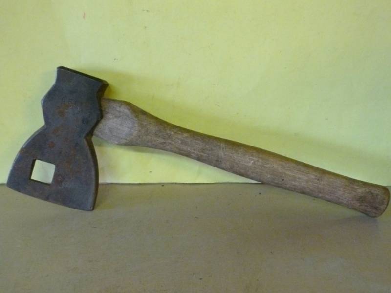 lot 128 image: Vintage Ax