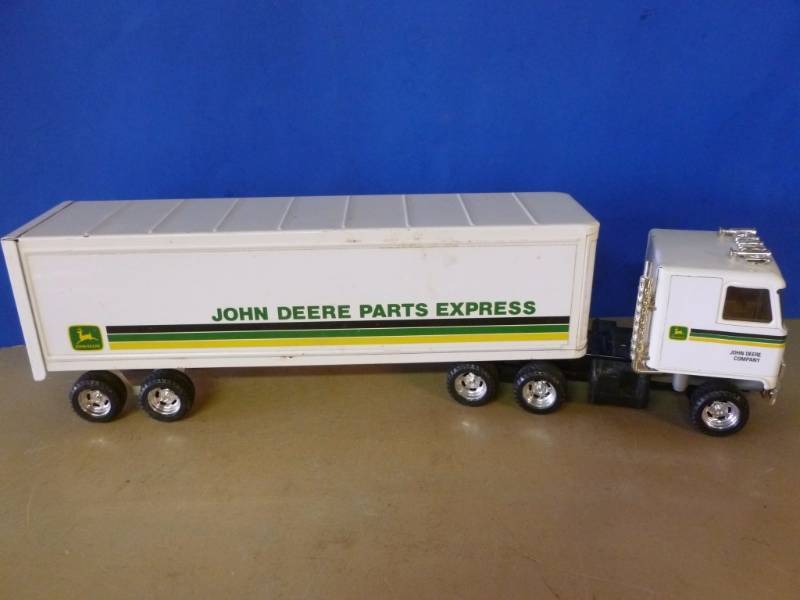 lot 190 image: John Deere Truck