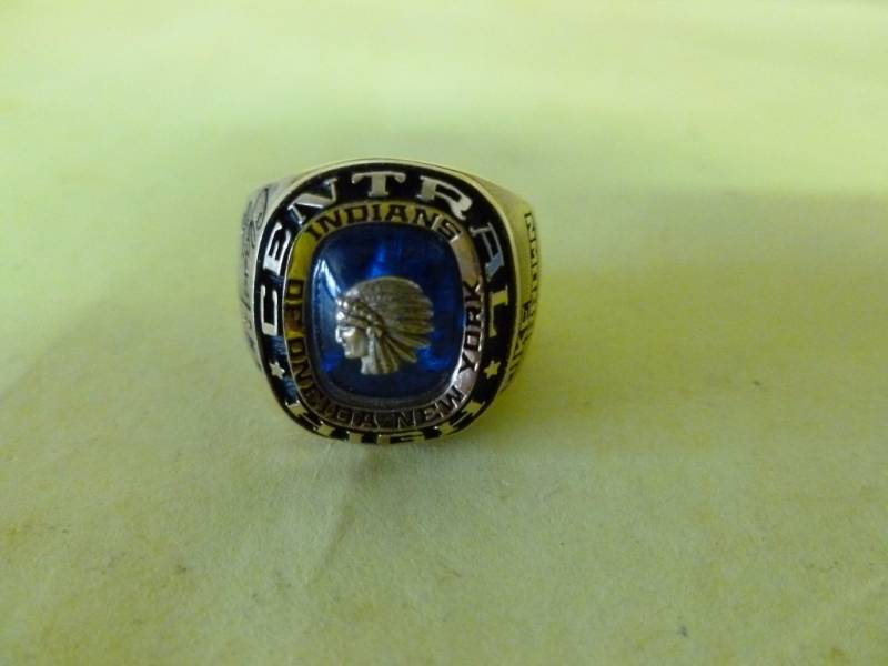 lot 212 image: Class Ring
