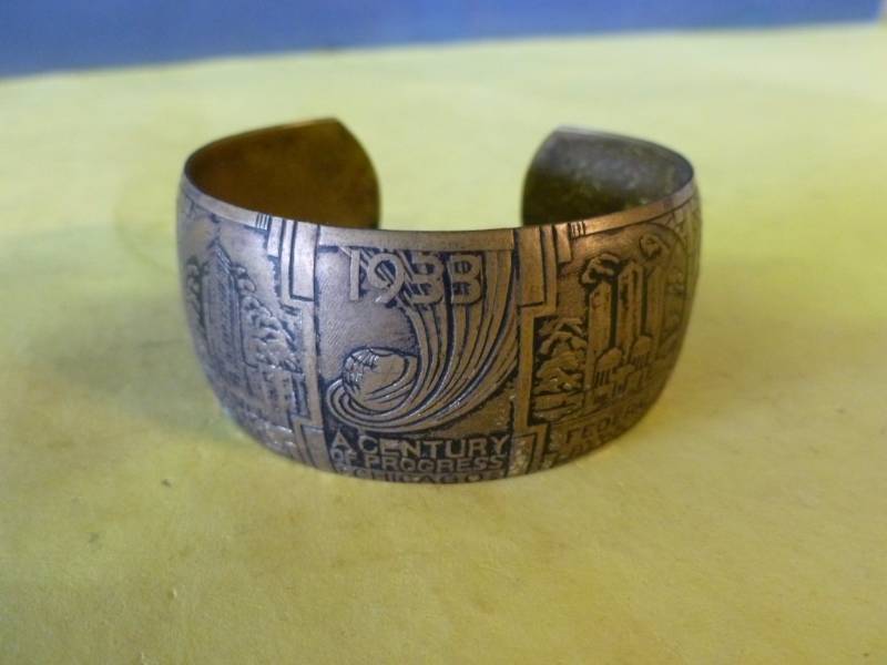 lot 219 image: Vintage Jewelry