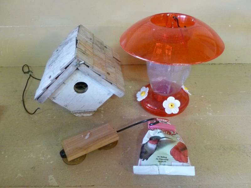 lot 266 image: Bird Feeders